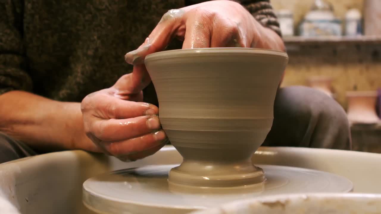 sección media del alfarero que hace la olla