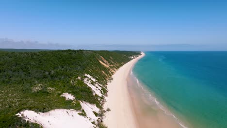 Drohnenaufnahmen-Von-Der-Abgelegenen-Seite-Der-Unglaublichen-Küstenlinie-Von-Fraser-Island,-Aquafarbenem-Wasser-Und-Farbenfrohen-Sanddünen