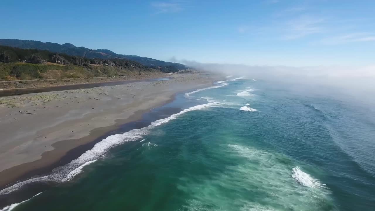 antena: disparo de drones descendiendo hacia la costa de oregón mientras las olas avanzan