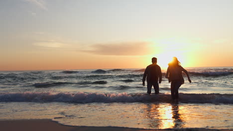 Meeresstrand,-Sonnenuntergang-Und-Silhouette-Eines-Paares
