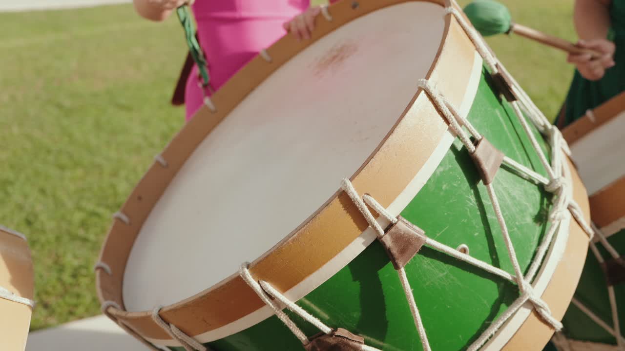 밖에서 전통적인 포르투갈 드럼을 연주하는 손의 클로즈업