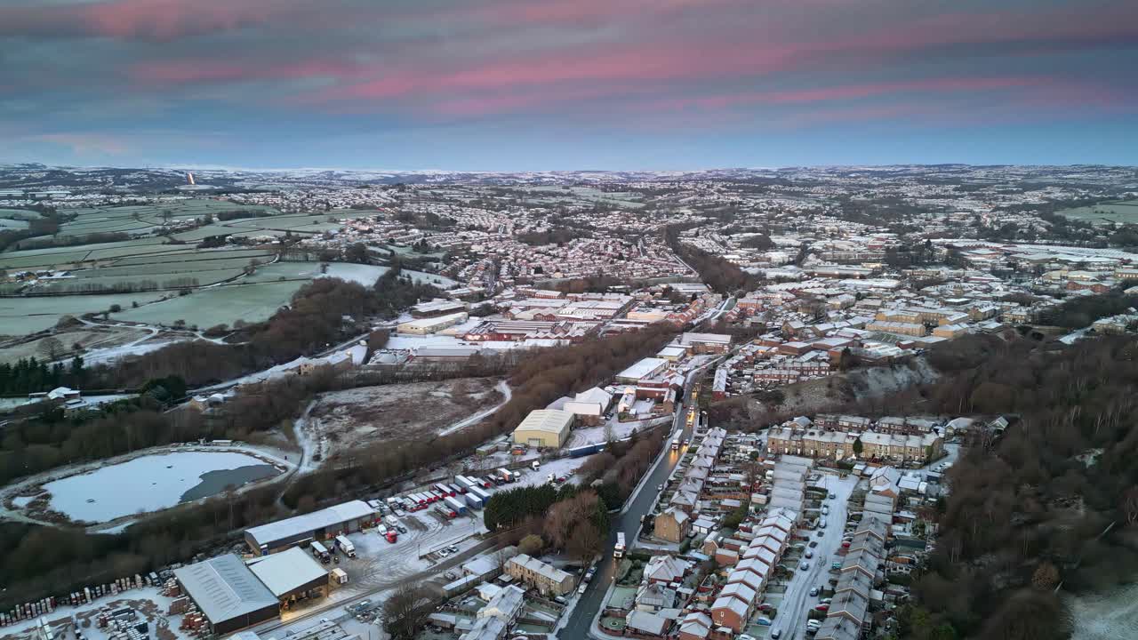 vista aérea cinematográfica inglesa de invierno de un cielo rosa y azul delicado amanecer temprano en la mañana