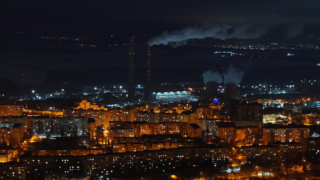 Vista aérea con dron de la ciudad de Chisináu cubierta de nieve de noche, durante la hora azul. Moldavia