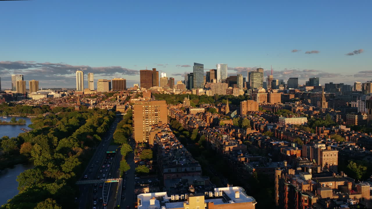 Plan aérien incliné au-dessus de Boston Back Bay, vers la ligne d'horizon, à l'heure dorée d'automne