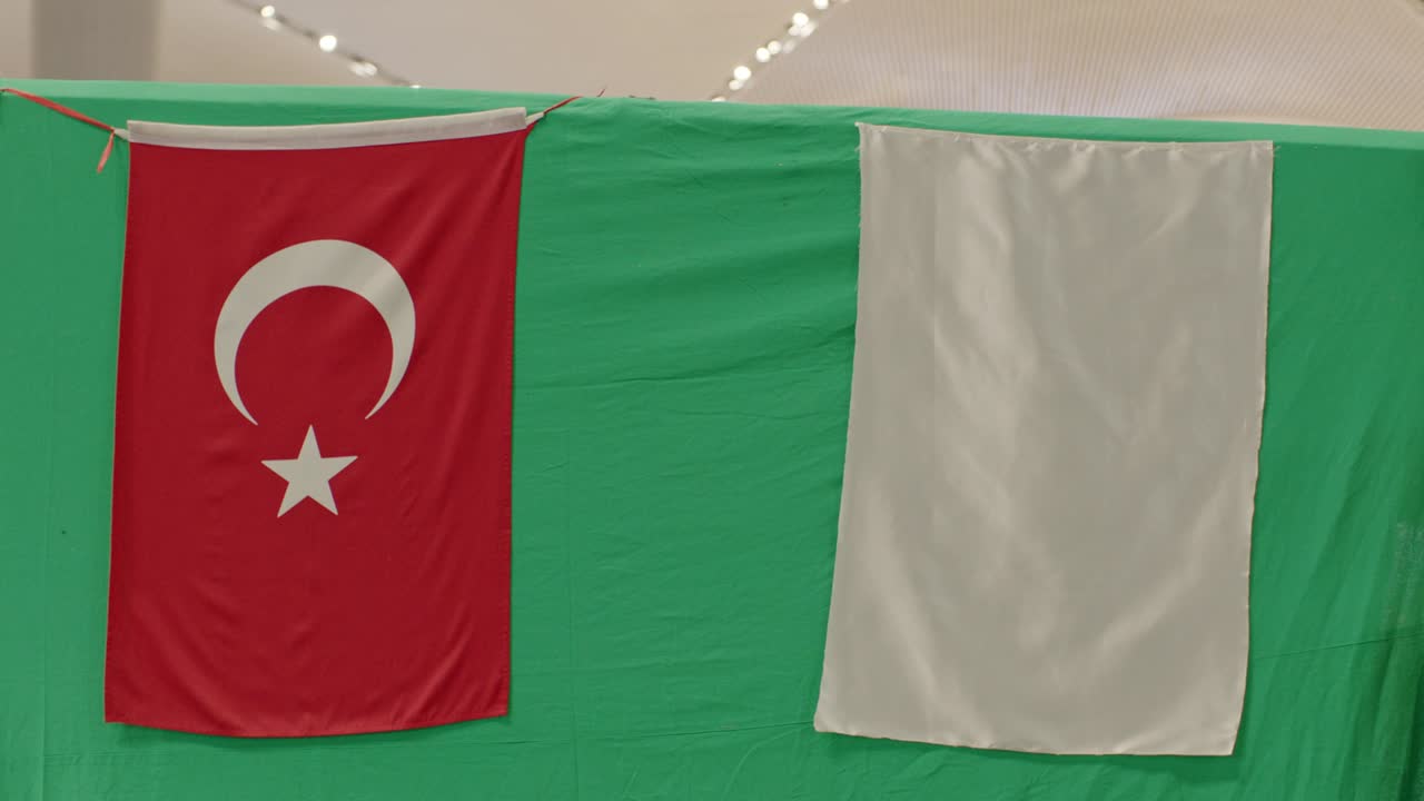 bandera de pavo real y bandera blanca sobre un fondo verde.