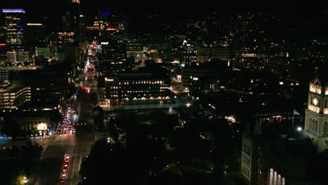 paisaje urbano nocturno visto desde el aire