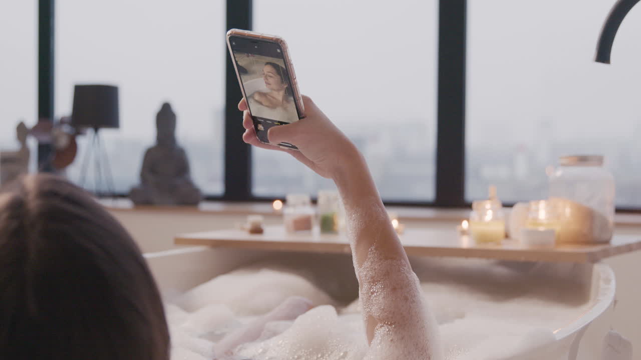 스마트폰을 들고 셀카를 찍는 여성의 뒷모습 2