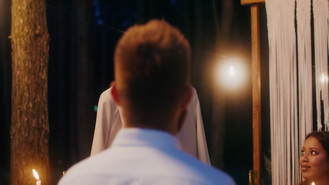 숲 속의 야외 저녁 파티