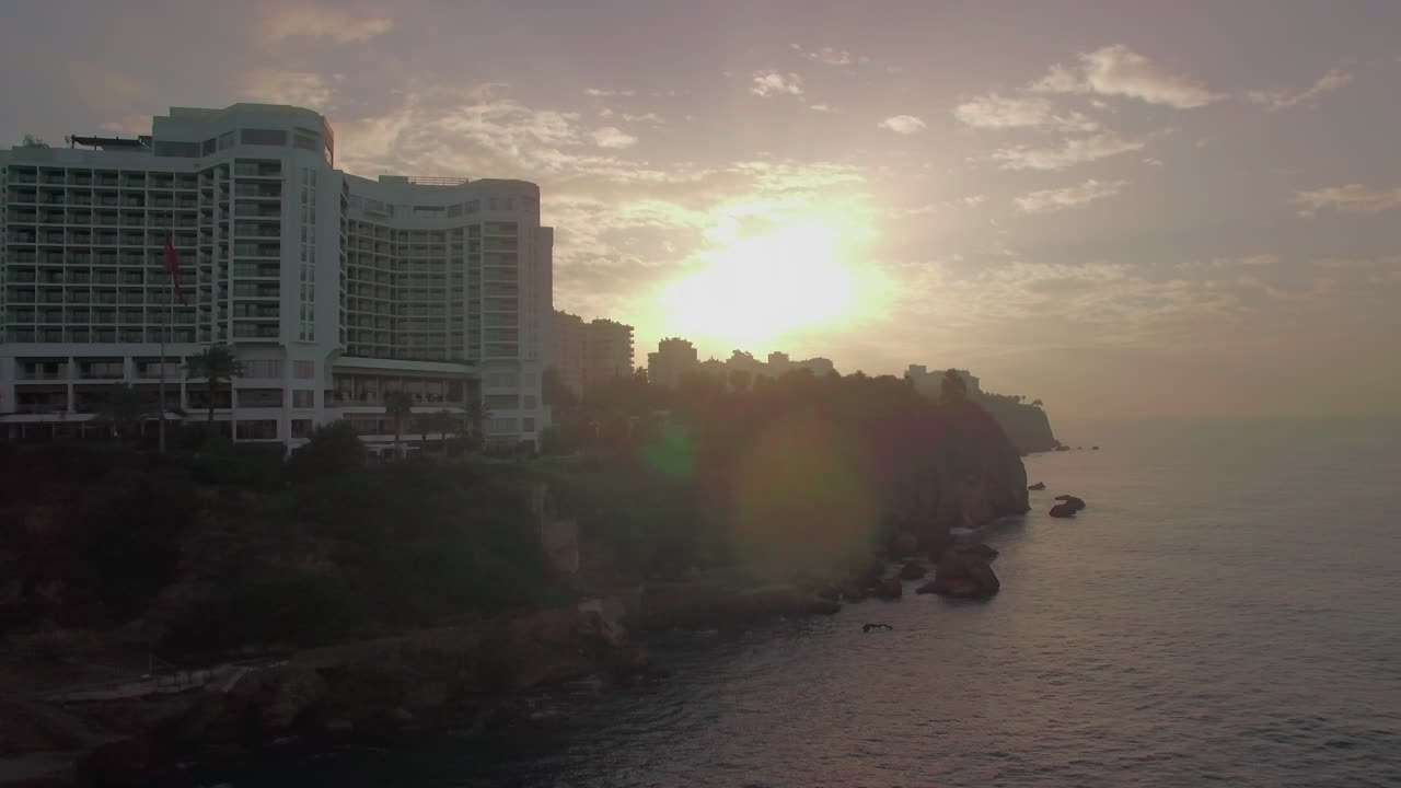 안탈리아 해안과 바다를 날아다니며 해가 지는 터키