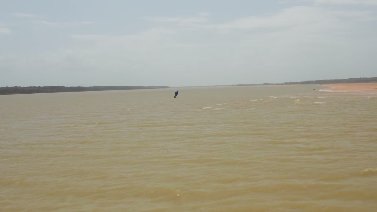 aéreo: kitesurf en el delta del río parnaiba, norte de brasil