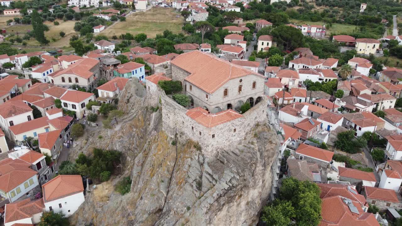 el patio de la iglesia ortodoxa griega de la virgen maría en la cima de la roca que rodea la tradicional aldea de petra, el campo y el mar egeo, la isla de lesbos, el norte del egeo.
