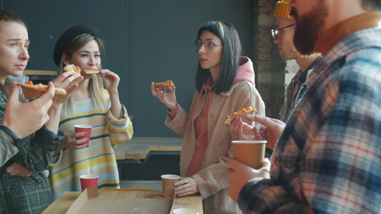 피자를 먹는 친구