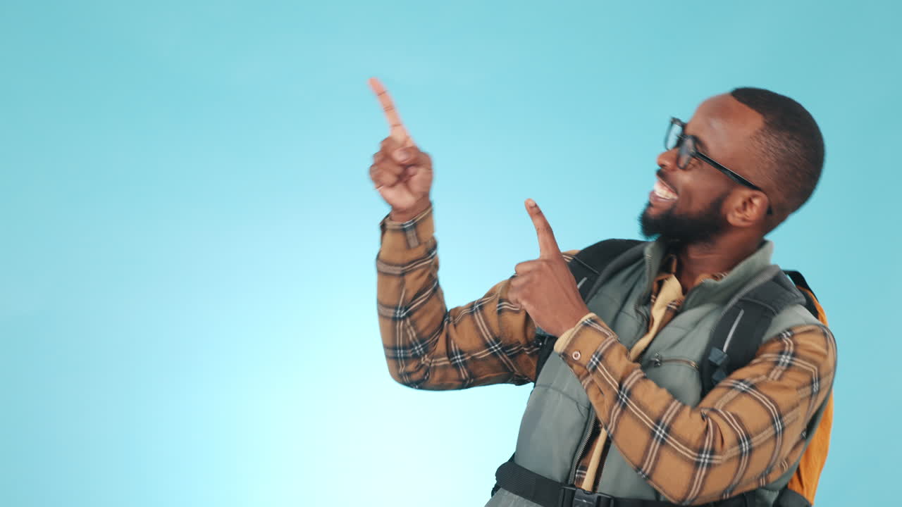 caminata, señalando y frente hombre negro en azul