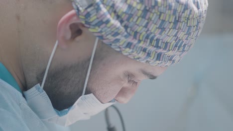 cirujano en la sala de operaciones