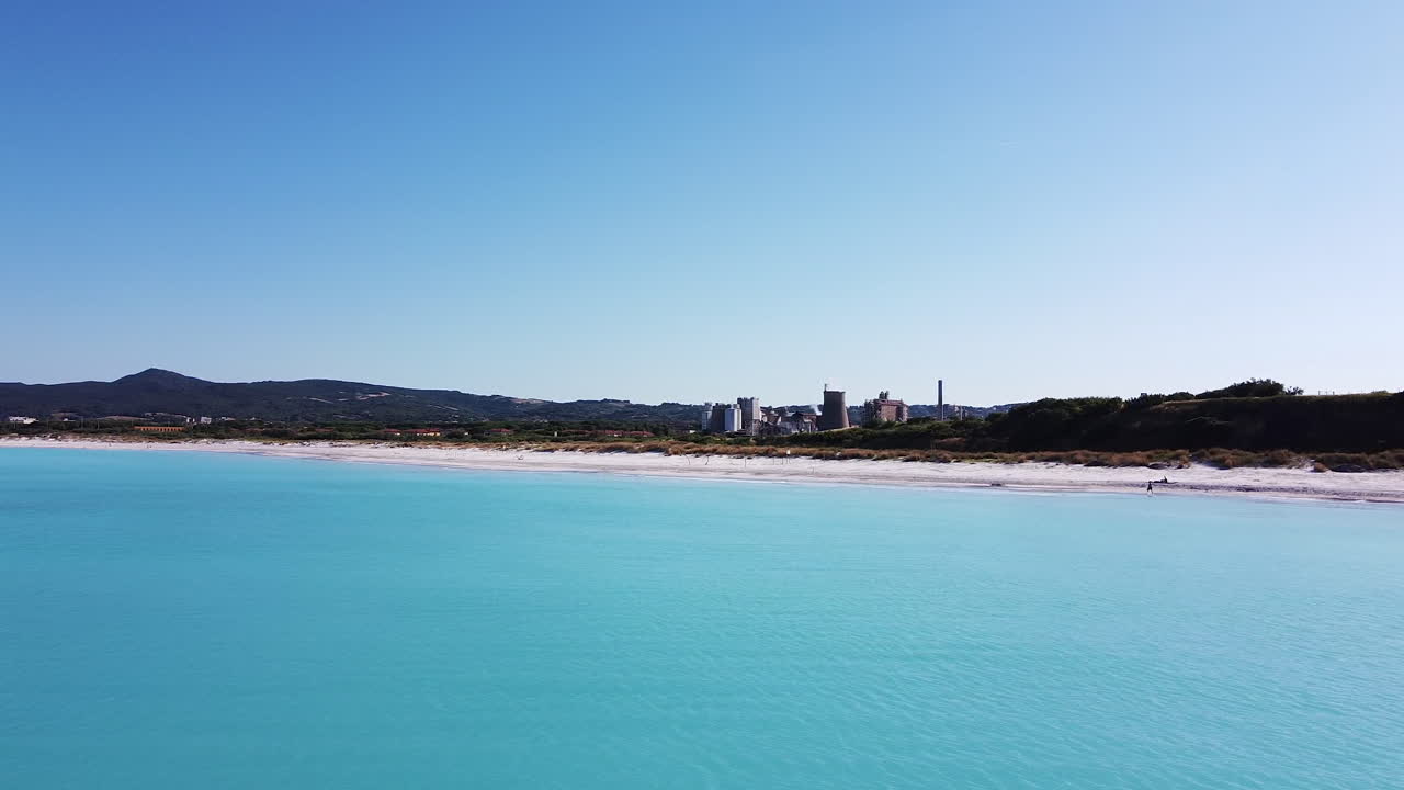 rosignano solvay, 산업과 함께 spiagge bianche의 천천히 접근하는 공중보기