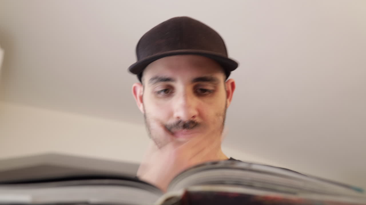 시간 경과: 매력적인 백인 남자가 대학을 위해 공부하고 있습니다.