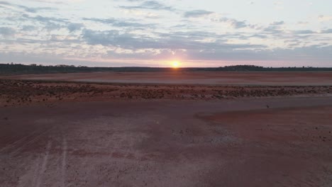 Clip-De-Drone-Que-Muestra-Un-Colorido-Amanecer-Sobre-El-Interior-De-Australia