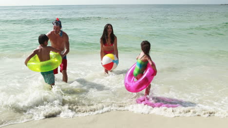 Family-playing-in-water