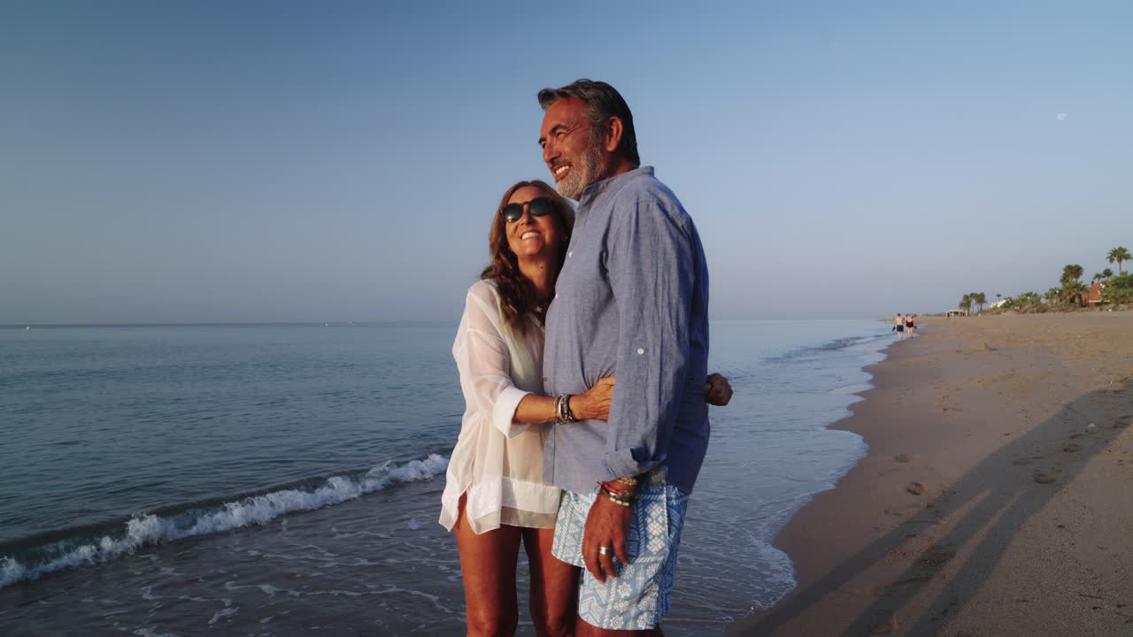 La coppia si sta godendo una vacanza in spiaggia.