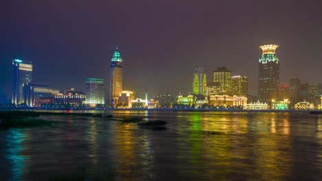 iluminación nocturna paisaje urbano de shanghai panorámica de la bahía junto al río 4k lapso de tiempo china