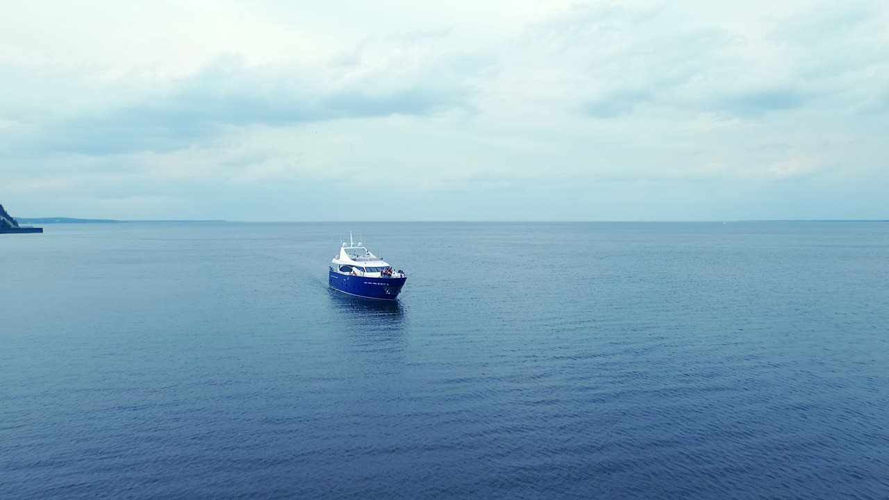 yate navegando en una bahía de agua tranquila. vista aérea de un barco de lujo navegando en el mar