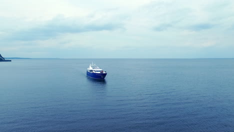 Yate-Navegando-En-Una-Bahía-De-Aguas-Tranquilas.-Vista-Aérea-Del-Barco-De-Lujo-Navegando-En-El-Mar