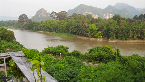 Vista-Panorámica-Sobre-El-Río-Kwai-Con-Zona-Verde-Y-Exuberante-En-Tailandia