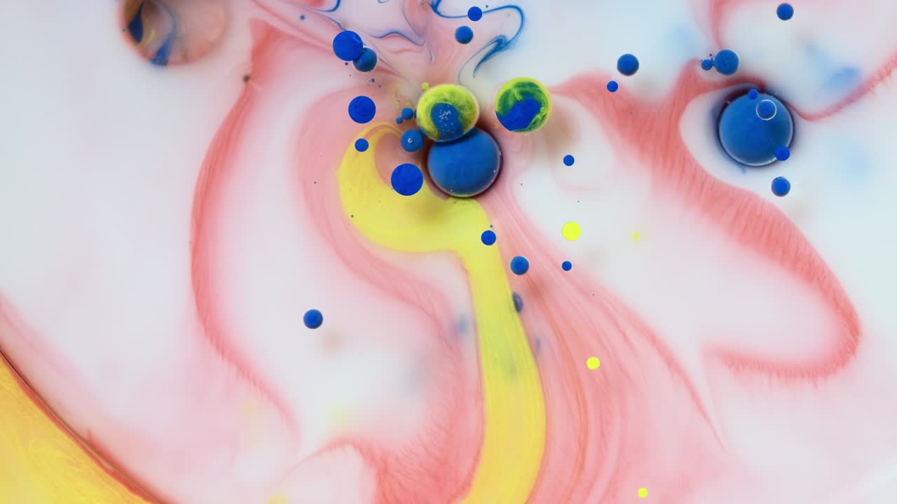 movimiento de burbujas de color de pintura acrílica abstracta sobre un fondo amarillo.