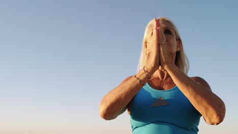 mujer discapacitada haciendo yoga en la playa 4k