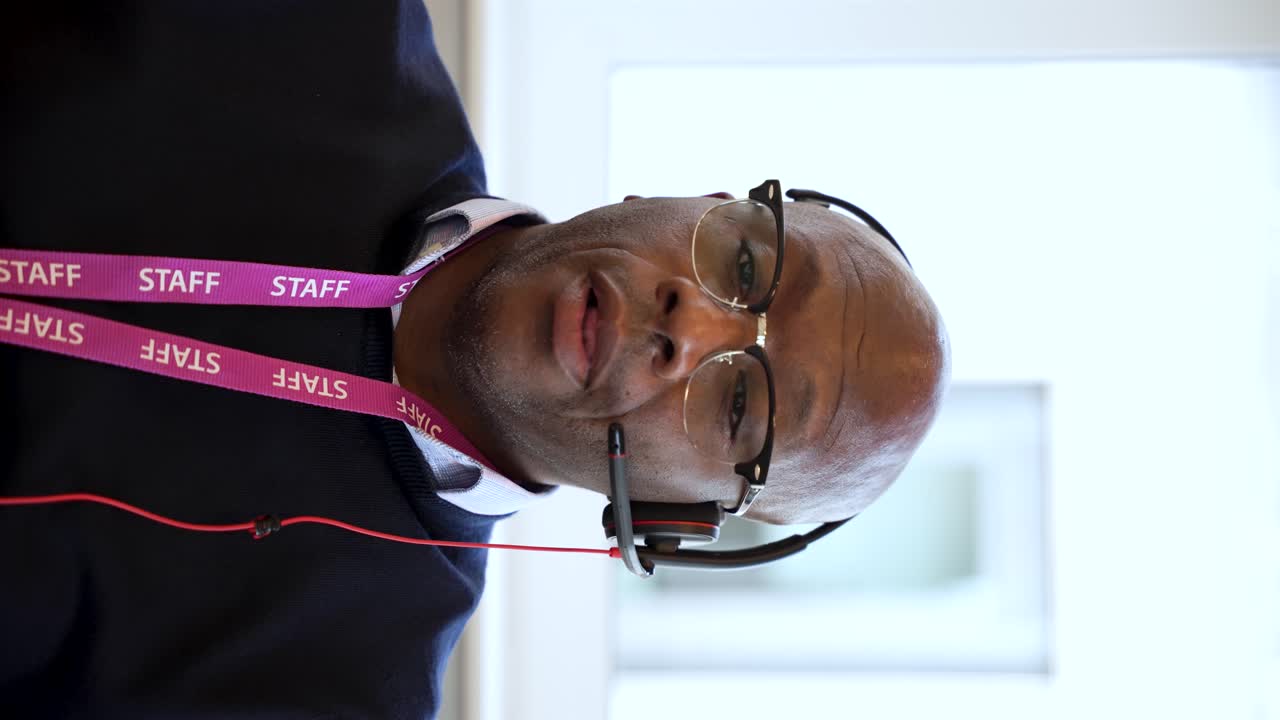 오피스 환경에서 가상 회의에 참여하는 헤드과 라니어를 착용한 자신감 넘치는 머리 흑인 남자