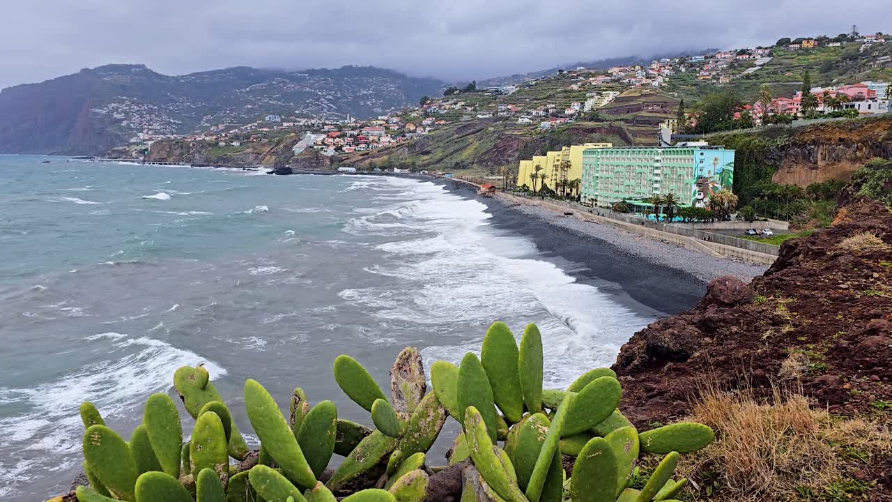 Veduta panoramica di Sao Martinho e Praia Formosa a Madeira, con spiaggia vulcanica, onde dell'Oceano Atlantico, passeggiata costiera e la luminosa luce dell'isola che creano un filmato di viaggio rilassante e autentico.