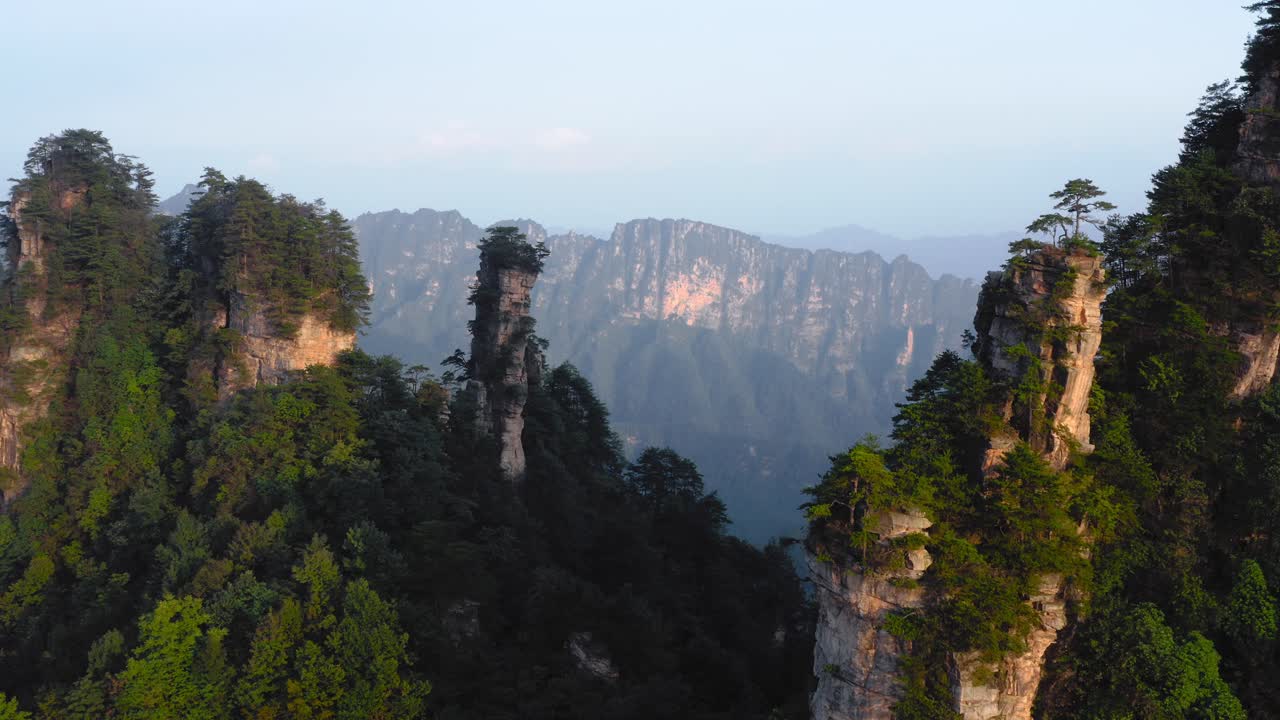impresionantes y únicas formaciones rocosas en el parque nacional del bosque de zhangjiajie, hunan