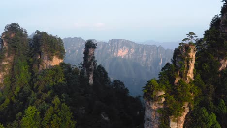 Impresionantes-Y-únicas-Formaciones-Rocosas-En-El-Parque-Nacional-Del-Bosque-De-Zhangjiajie,-Hunan