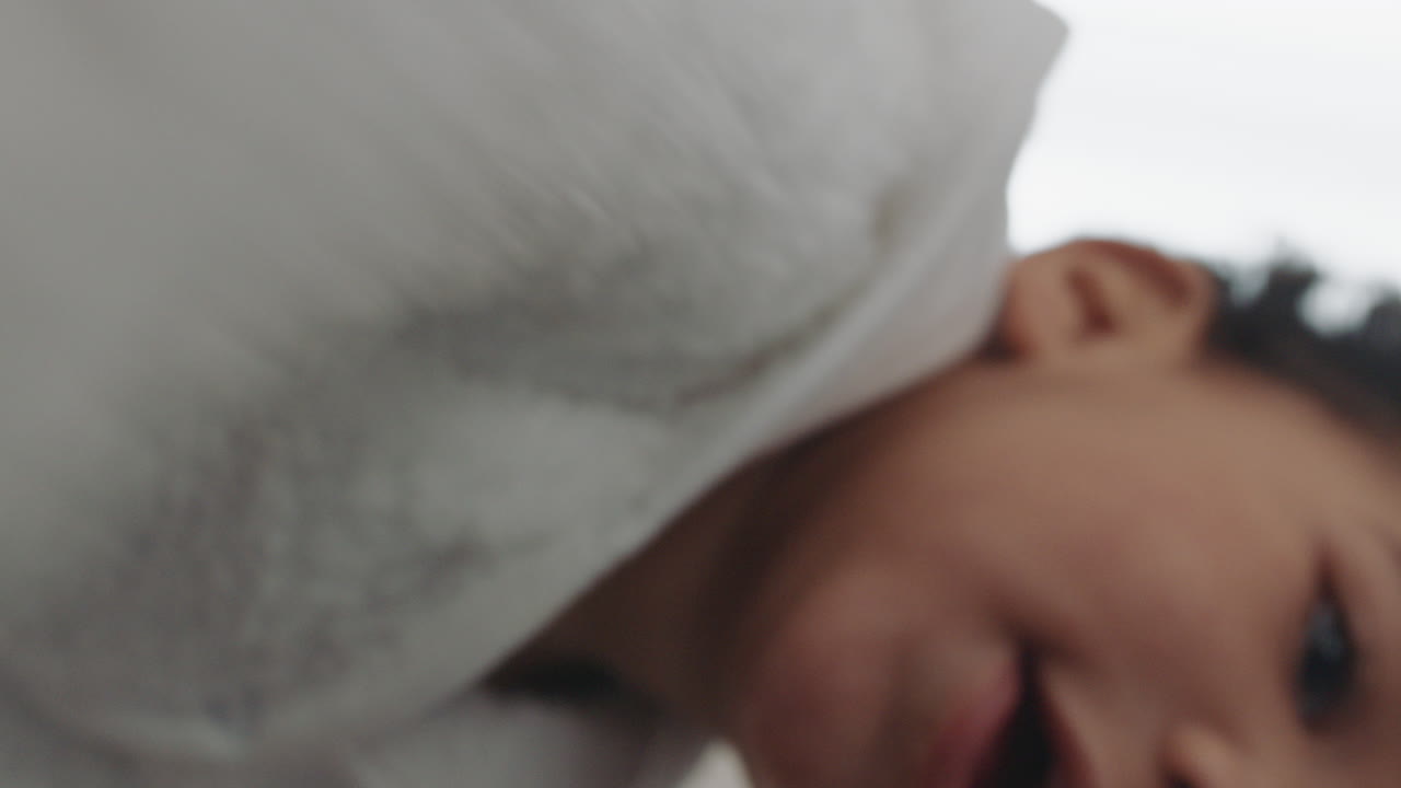 초상화 행복한 아기 호기심 어린 유아가 삶을 즐기고 건강한 작은 유아가 수직 방향으로 비디오 채팅