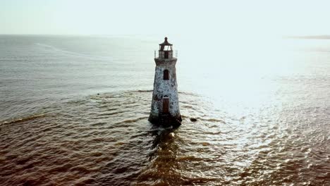 Ausziehbarer-Leuchtturm-Von-Cockspur-Island-Aus-Der-Luft,-Tybee-Island,-Georgia