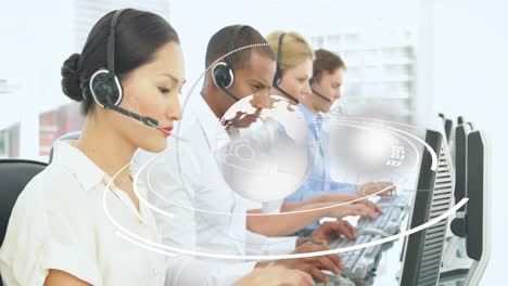 animación de la red de conexiones entre diversos trabajadores de oficina que usan auriculares