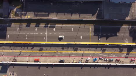 Coche-De-Carreras-Blanco-Corriendo-En-Pista-De-Auto-Drome-En-Buenos-Aires,-Argentina