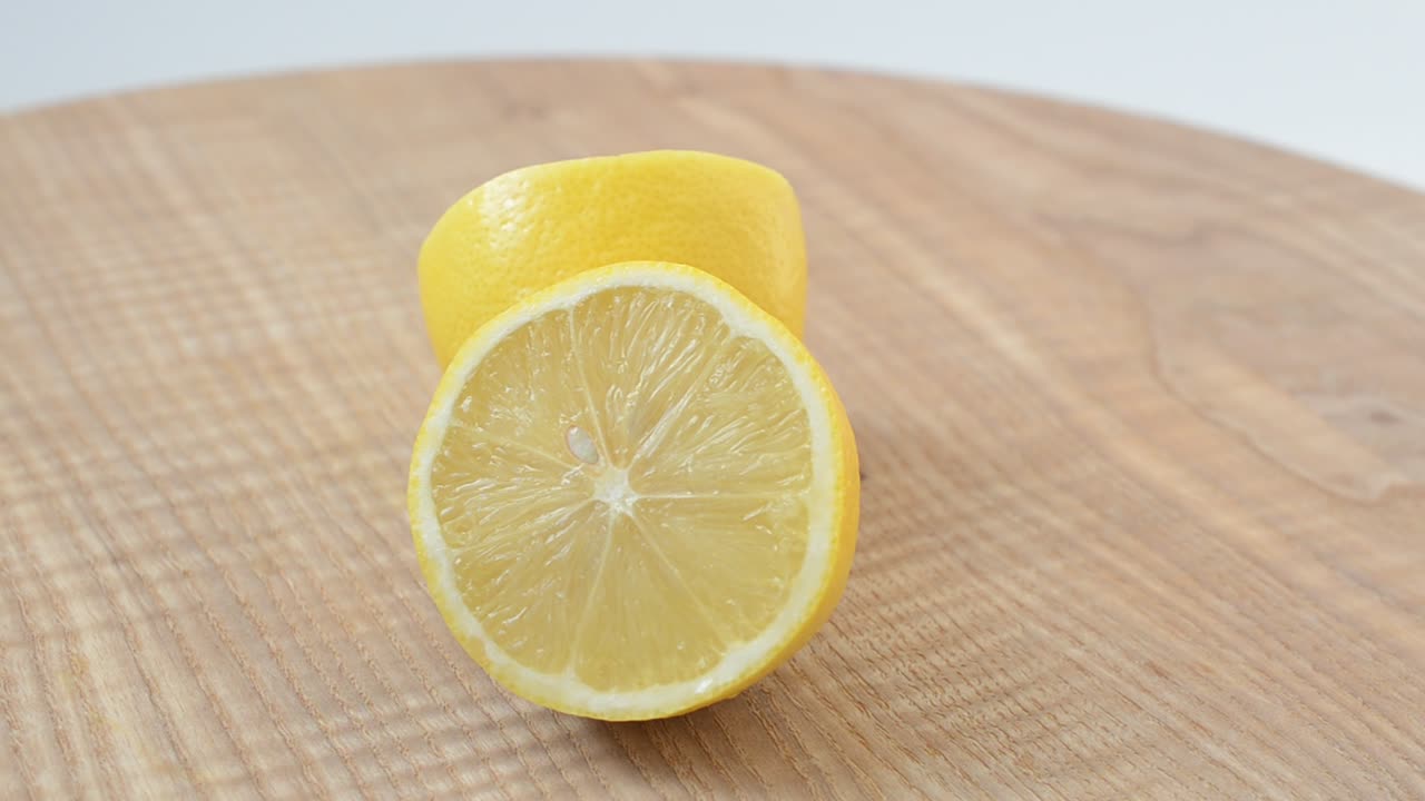 Limone su un tagliere da cucina. Ripresa in movimento