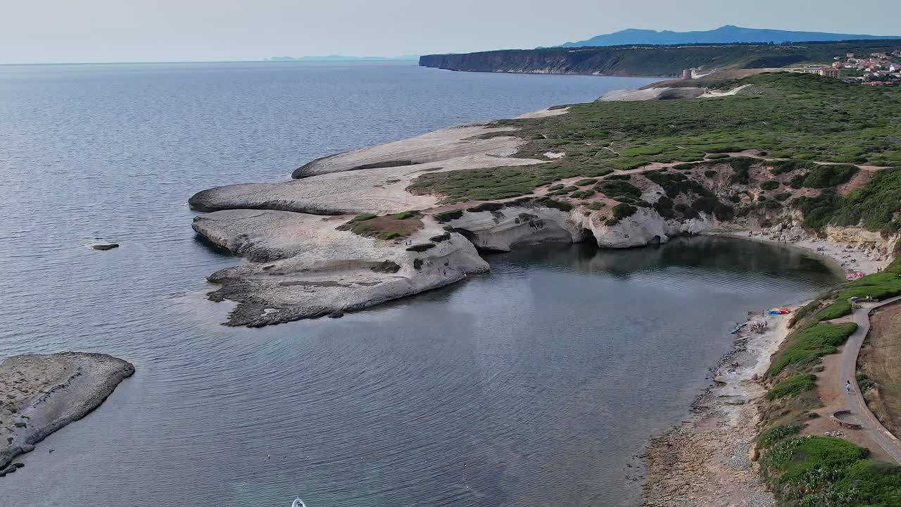 Berrak sulara ve yemyeşil tepelere sahip Sardinya kıyı şeridini keşfetmek