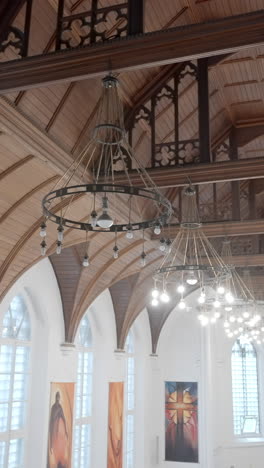 interior de una iglesia histórica con techo de madera y candelabros