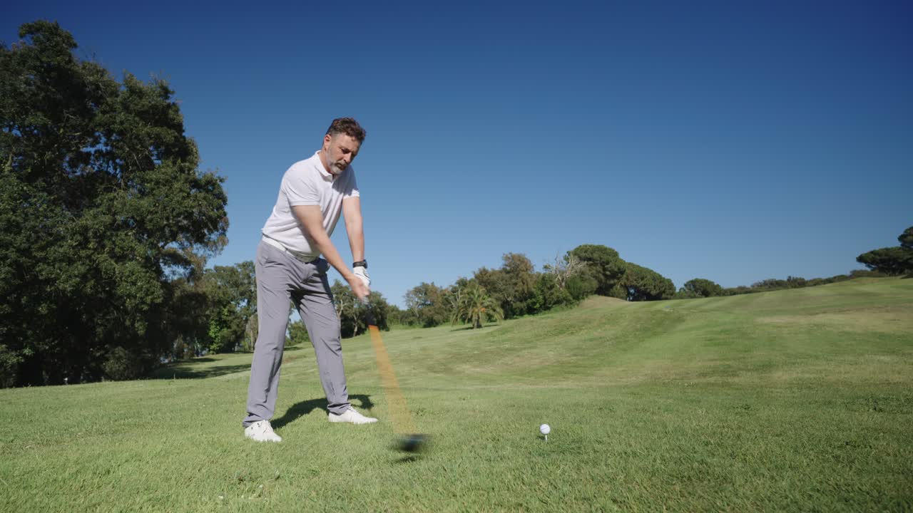 Un uomo che gioca a golf in una giornata di sole