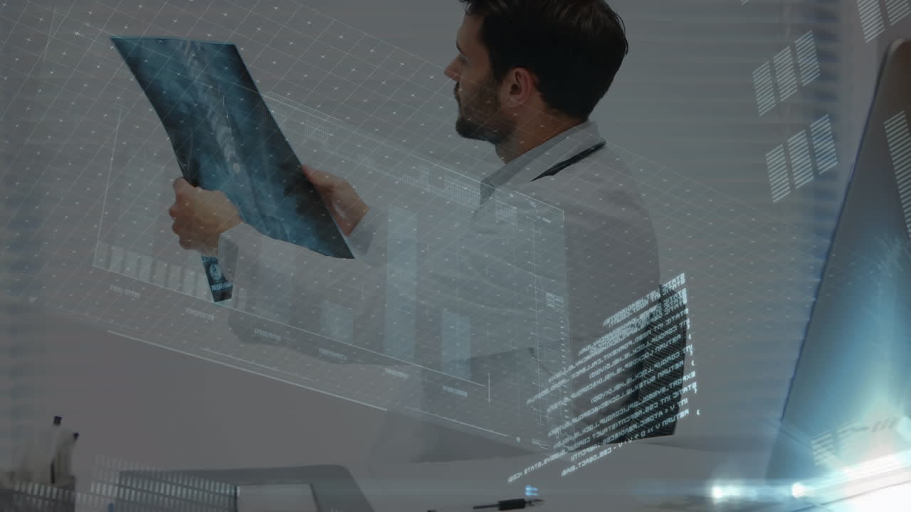 pantallas con procesamiento de datos contra un médico caucásico examinando el informe de rayos x en el hospital