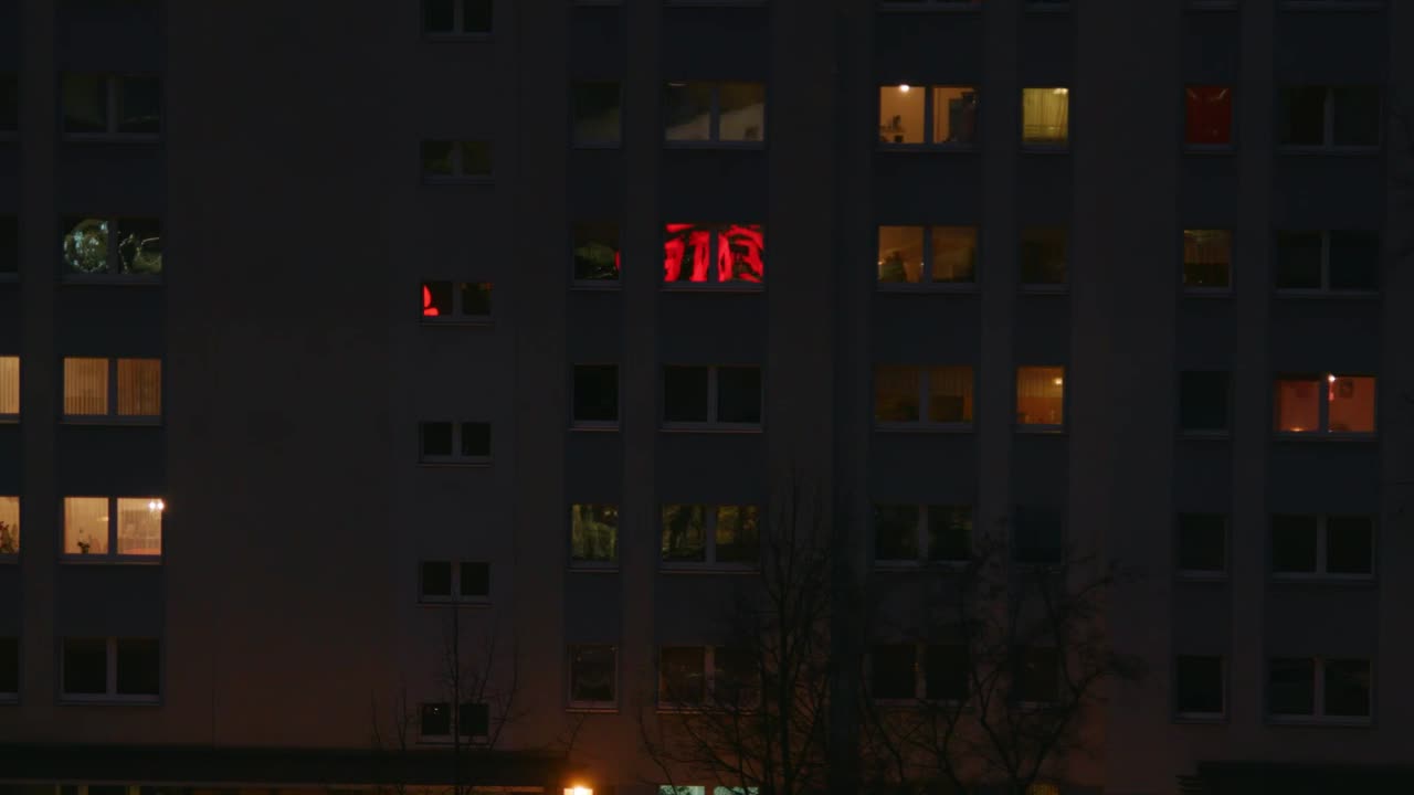 독일 베를린에서 밤에 콘크리트 건물의 창문에 반사