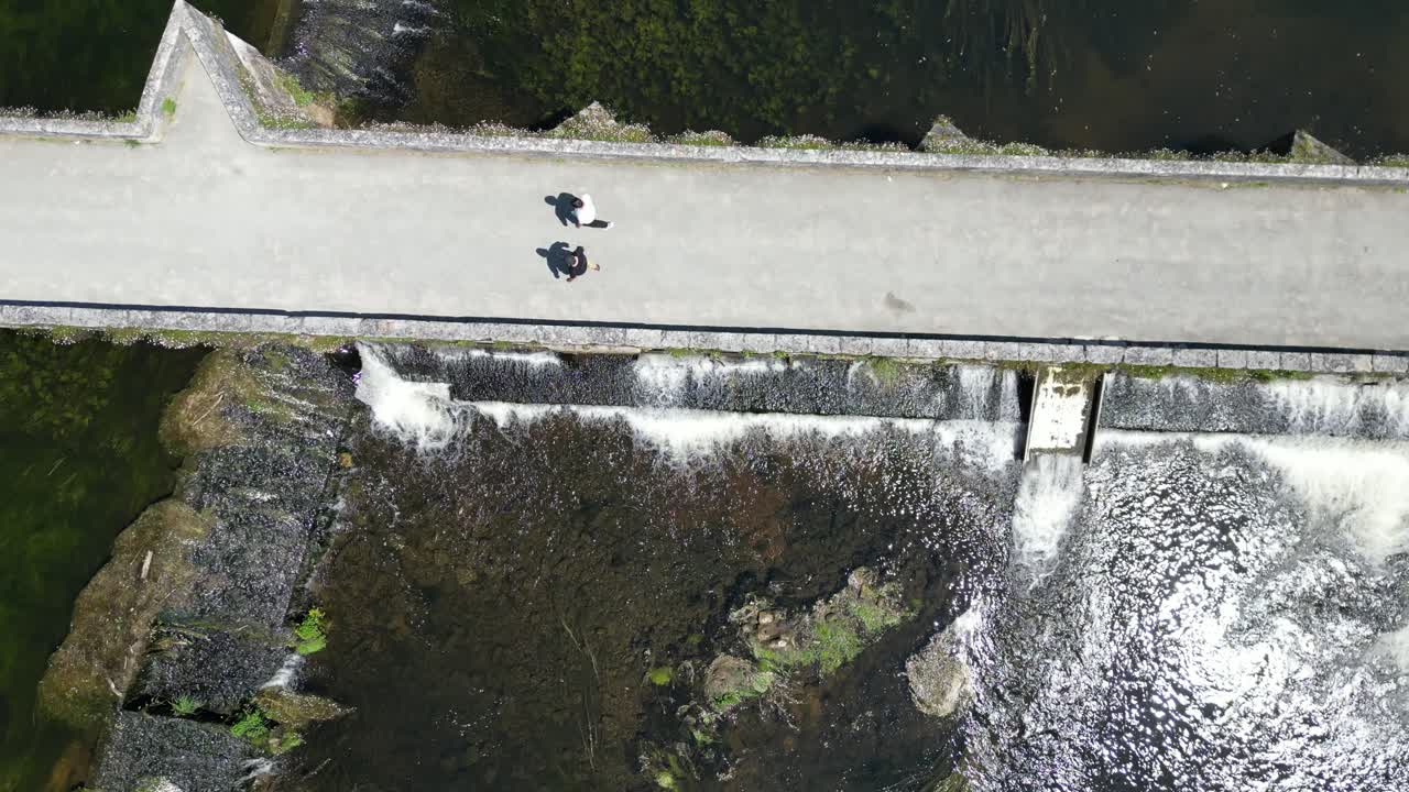 vista aérea de la ciudad de brantome en la dordogne, francia
