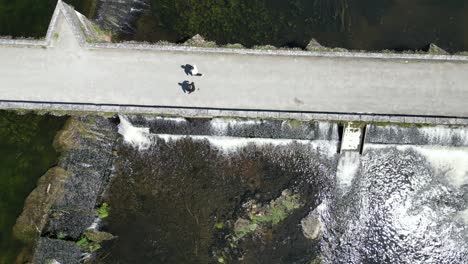 Brücke-über-Dem-Kopf,-Vogelperspektive,-Drohnen-Luftaufnahme,-Stadt-Brantome-In-Der-Dordogne,-Frankreich