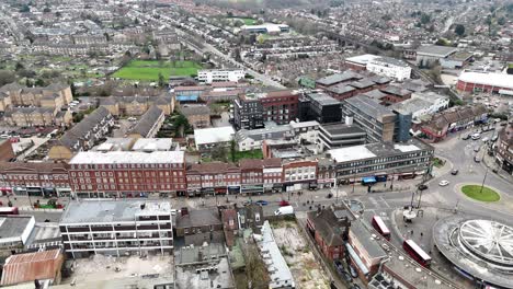 Southgate-High-Street-Im-Norden-Von-London,-Großbritannien,-Rückziehdrohne,-Luftaufnahme,-Rückwärtsenthüllung