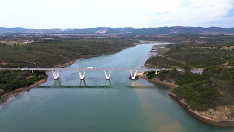 vista aérea del río del dragón azul, portugal, 4k