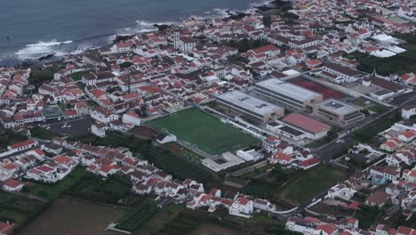 Foto-Revelada-De-La-Ciudad-De-Vila-Franca-Do-Campo-Con-Una-Pequeña-Isla-Al-Fondo,-Aérea