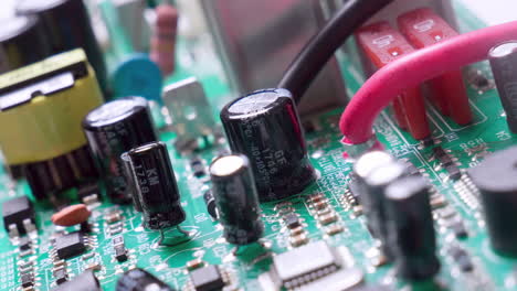 el zoom de una toma de primer plano de un panel de placa de circuito, que muestra las partes completadas de su configuración