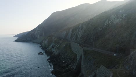 Vista-Aérea-De-Las-Montañas-Bray-Durante-Un-Día-Soleado-En-Irlanda